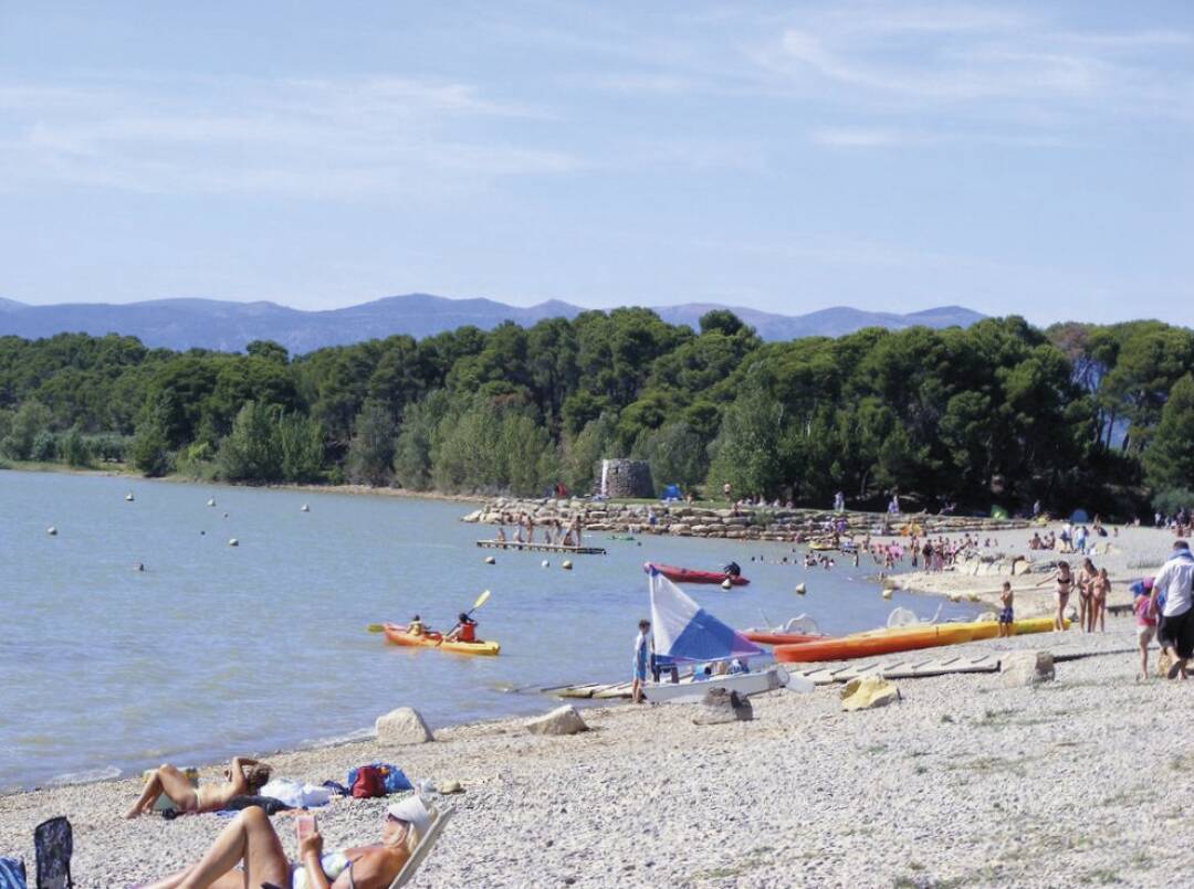 Lac de Jouarres

Parfait pour pause d&eacute;tente dans un cadre idyllique, entre pin&egrave;de ombrag&eacute;e et coteaux vallonn&eacute;s. Baignade, randonn&eacute;e, p&ecirc;che et jeux gonflables pour enfants sont au programme.