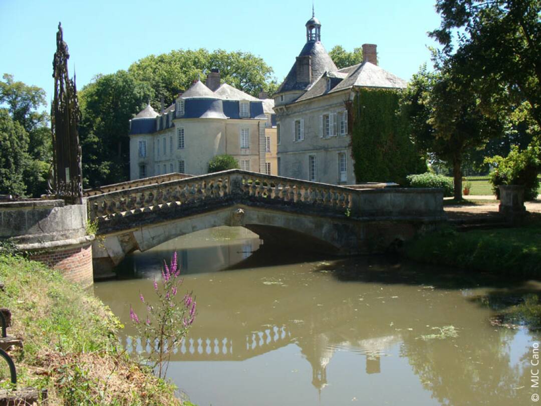 Le Ch&acirc;teau de Malicorne : Ch&acirc;teau du XVII&egrave;me si&egrave;cle de style n&eacute;o-classique, il &eacute;tait le lieu privil&eacute;gi&eacute; de la vie sociale de la noblesse locale. Madame de S&eacute;vign&eacute; aimait se promener dans son magnifique parc.