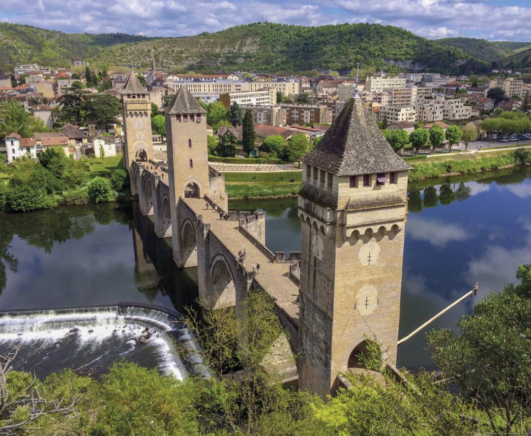 La Ville de Cahors. Cahors est charg&eacute;e d&#39;histoire et de monuments relatant du pass&eacute;. Laissez de c&ocirc;t&eacute; votre p&eacute;niche pour vous rendre sur l&#39;embl&egrave;me de la ville,&nbsp; le Pont Valentr&eacute;, inscrit au Patrimoine Mondial de l&rsquo;UNESCO !&nbsp;