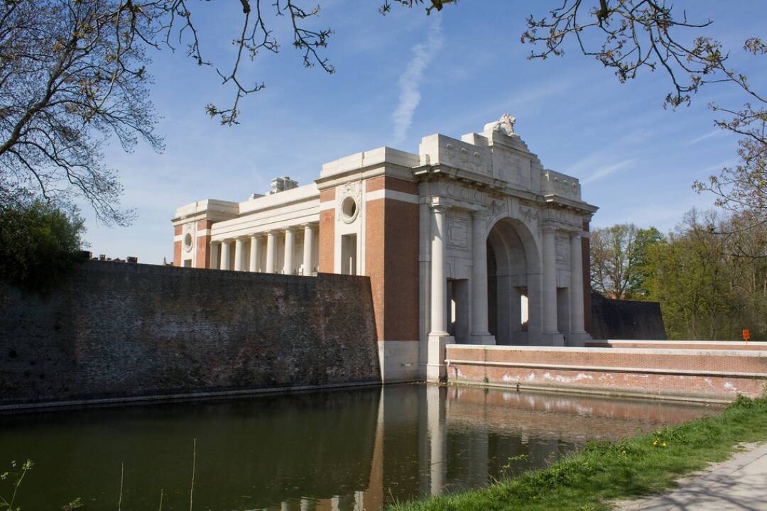 L&rsquo;impressionnante Porte de Menin, &eacute;difi&eacute; &agrave; la m&eacute;moire des soldats&nbsp;britanniques&nbsp;et du&nbsp;Commonwealth&nbsp;morts au cours des batailles f&eacute;roces de la&nbsp;Premi&egrave;re Guerre mondiale.&nbsp;