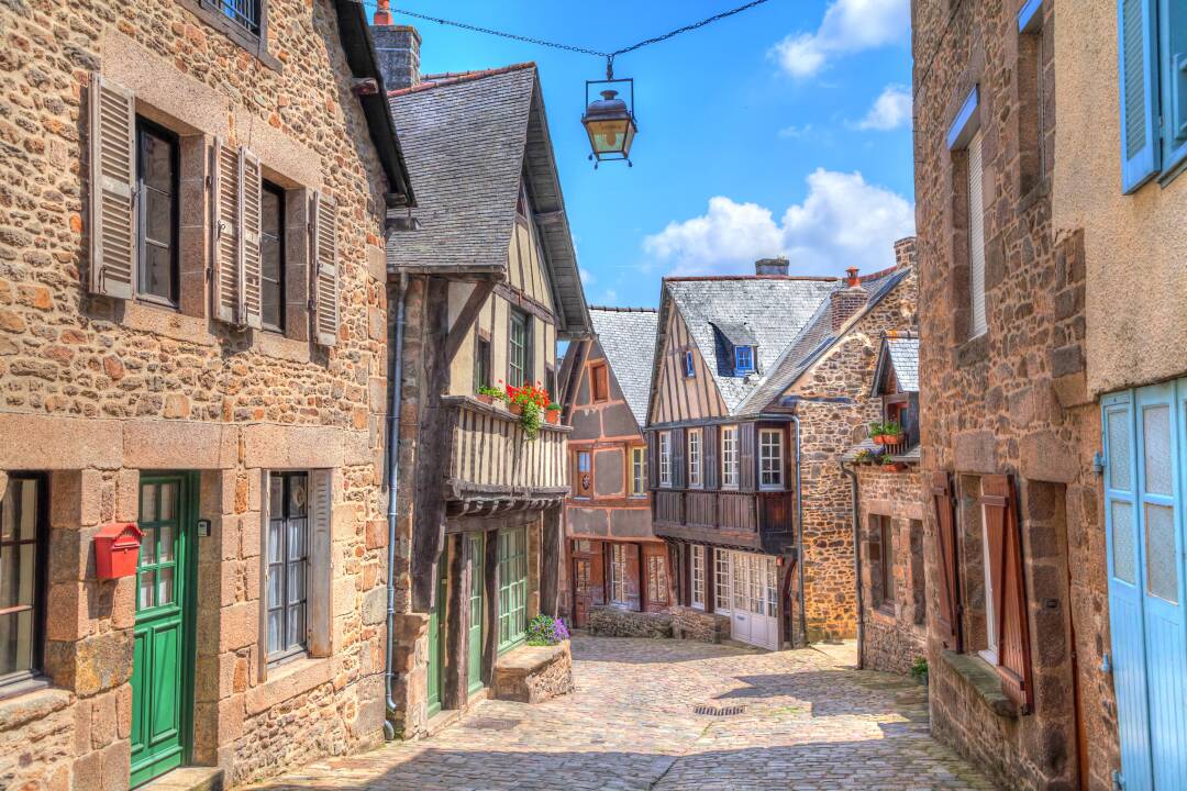 Dinan, remarquable cit&eacute; m&eacute;di&eacute;vale. Son ch&acirc;teau, ses remparts, son port et des ruelles avec les maisons &agrave; pan de bois sont &agrave; d&eacute;couvrir absolument !&nbsp;