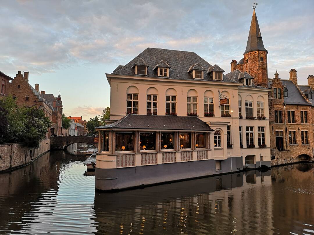 Le centre m&eacute;di&eacute;val de Bruges, site class&eacute; au patrimoine mondial de l&rsquo;UNESCO, fait de cette ville l&rsquo;une des destinations touristiques les plus populaires d&rsquo;Europe.&nbsp;