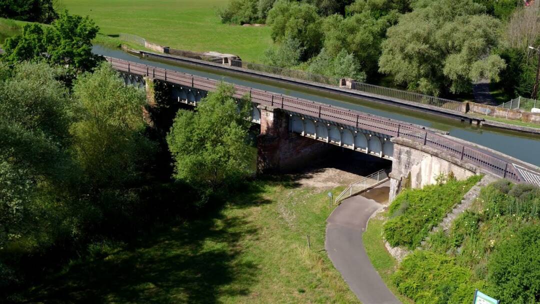 Le Pont Canal de l&rsquo;Albe

Ce pont-canal de 47,60 m de long permet d&#39;enjamber l&#39;Albe. Cet &eacute;difice construit en 1867 a &eacute;t&eacute; l&#39;un des premiers ponts en fer de France.