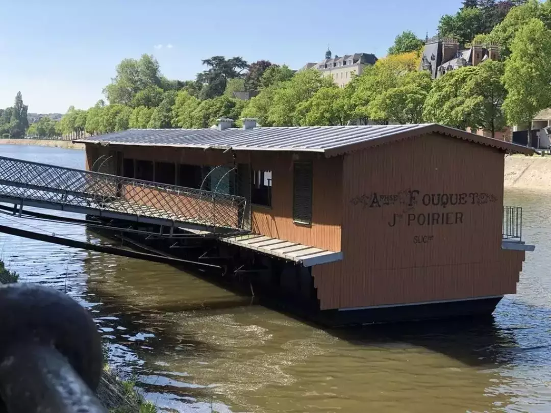 Laval et ses bateaux-lavoirs. Au XVII&egrave;me si&egrave;cle, Laval produisait beaucoup de textile et les eaux de la Mayenne servaient &agrave; blanchir et &agrave; teindre les tissus. Laval est aussi la ville de naissance du &quot;Douanier Rousseau&quot;. Des &oelig;uvres de l&rsquo;artiste sont &agrave; retrouver au&nbsp;Mus&eacute;e d&rsquo;Art&nbsp;Na&iuml;f de la ville, qui poss&egrave;de d&rsquo;ailleurs la plus belle collection d&rsquo;art na&iuml;f d&rsquo;Europe, dont des tableaux de&nbsp;S&eacute;raphine de Senlis.&nbsp;&copy; ArchivesOuest-France