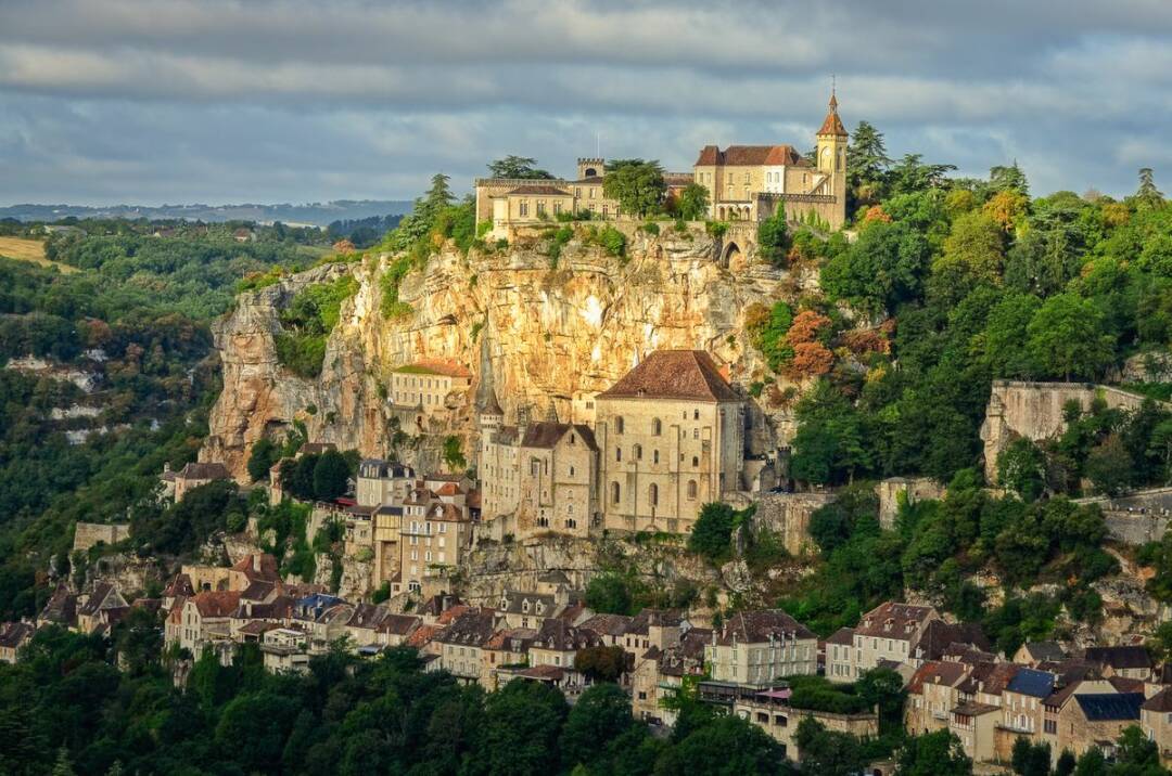 Saint-Cirq-Lapopie. Ce village, datant du moyen-&acirc;ge, l&#39;un des plus beaux de France, abrite de nombreux artistes (peintres, tourneurs sur bois, sculpteurs,&hellip;).