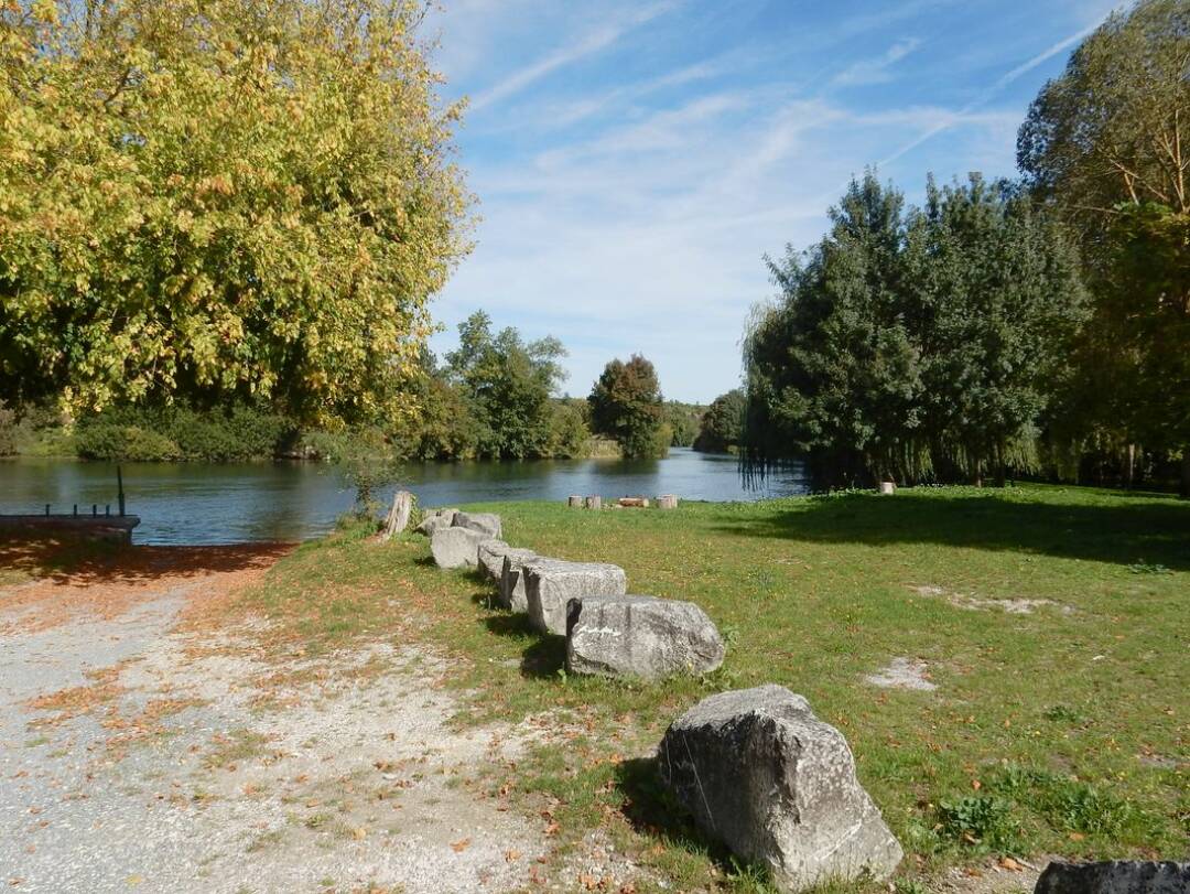 Le Port du Lys - Activit&eacute;s nautiques : Situ&eacute; &agrave; Salignac-Sur-Charente, le port du Lys est le lieu embl&eacute;matique de la commune. Au bord des berges de la Charente, c&#39;est le lieu id&eacute;al pour les promeneurs, les randonneurs &agrave; pied ou &agrave; v&eacute;lo et les plaisanciers. L&rsquo;&eacute;t&eacute; on peut retrouver une guinguette.&nbsp;&copy;R&eacute;gion Nouvelle-Aquitaine, Inventaire g&eacute;n&eacute;ral du patrimoine culturel - Moisdon Pascale