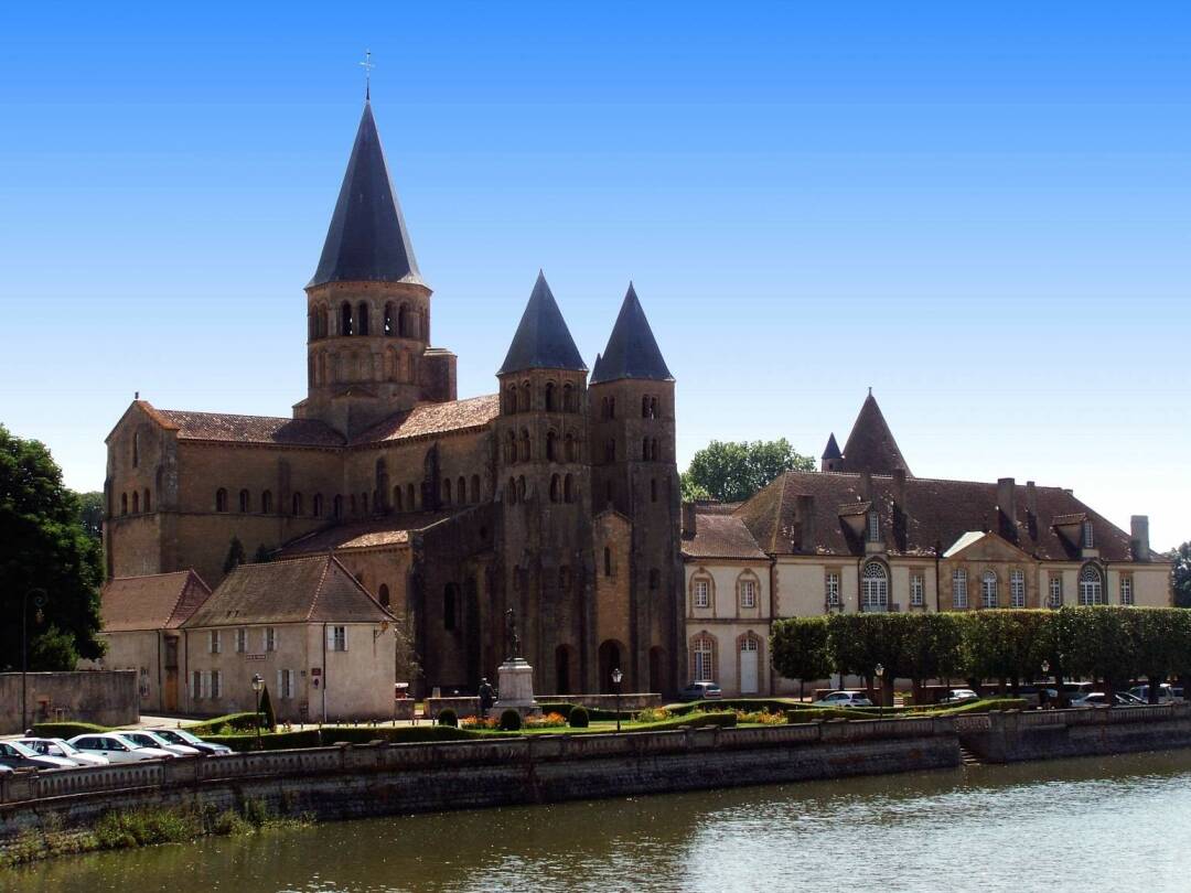 La basilique de Paray-le-Monial : Vous pouvez visiter librement ce joyau de l&rsquo;art roman. C&rsquo;est le mod&egrave;le le mieux conserv&eacute; de l&rsquo;architecture clunisienne en Bourgogne.