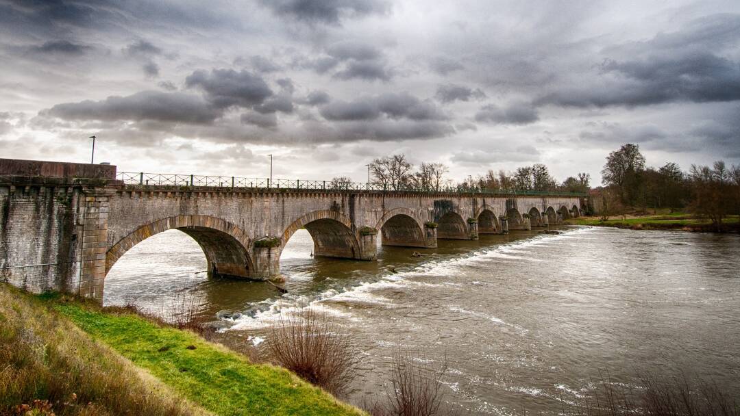 Le Pont-Canal de Digoin, un des premiers Pont-Canal de France. C&rsquo;est un tr&egrave;s bel endroit pour se promener le long du canal avec la Loire &agrave; vos pieds.&nbsp;