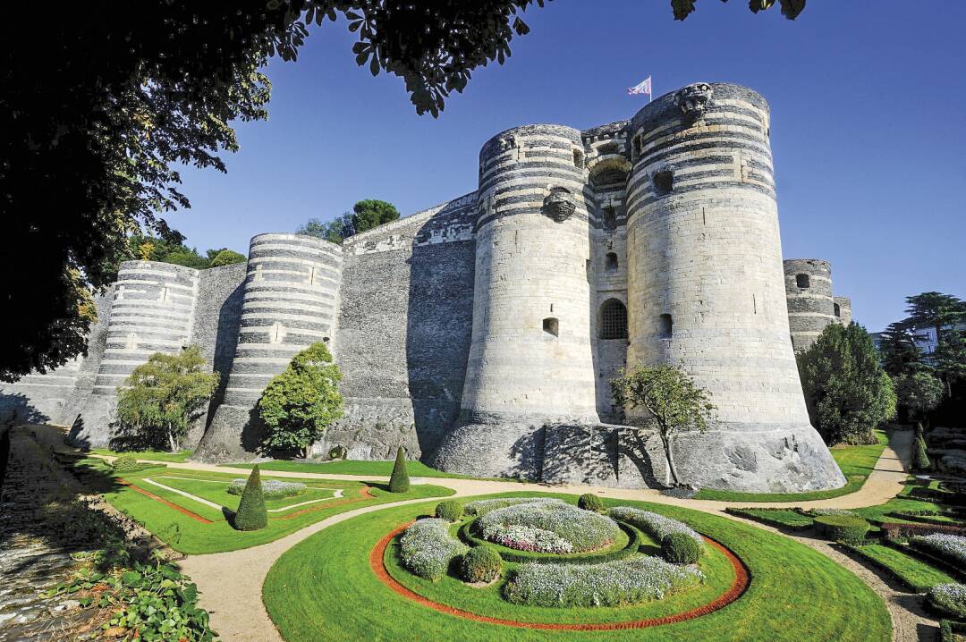 Ville d&#39;Angers : Ville culturelle et d&#39;Histoire, vous trouverez &agrave; Angers de nombreux mus&eacute;es, notamment d&eacute;di&eacute;s &agrave; la tapisserie, ainsi que plusieurs ch&acirc;teaux, abbatiales et cath&eacute;drales.