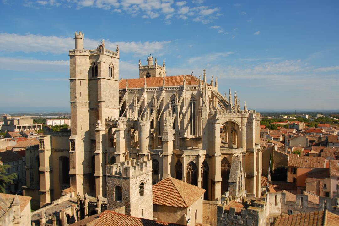 Narbonne, Ville d&rsquo;Art et d&rsquo;Histoire. D&egrave;s l&#39;entr&eacute;e dans la ville vous serez impressionn&eacute; ! Vous passerez sous un des seuls ponts de France avec des maisons dessus. Cette ville f&ucirc;t l&#39;une des principales garnisons romaines en dehors de l&#39;Italie.