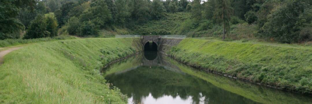 Le tunnel de Ham-sur-Meuse

A 3 km au sud de Givet, ce tunnel de 564 m de long a &eacute;t&eacute; creus&eacute; en 1880. Il permet d&#39;&eacute;viter une boucle de la Meuse de plusieurs kilom&egrave;tres.