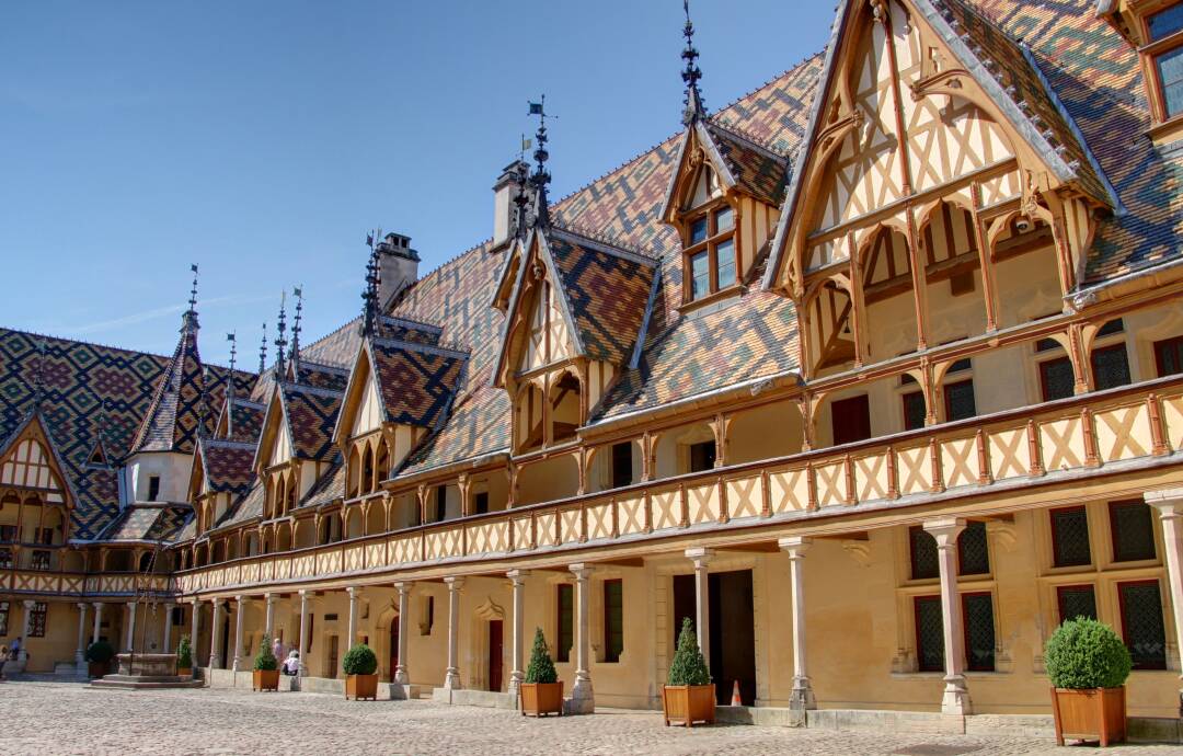 Les Hospices de Beaune : Les&nbsp;Hospices de Beaune est un &eacute;difice class&eacute;e aux monuments historiques. Son style gothique flamboyant et sa toiture toiture en&nbsp;tuile verniss&eacute;e font de de lui l&rsquo;un des plus c&eacute;l&egrave;bres du monde. Aujourd&rsquo;hui, on y retrouve un mus&eacute;e d&#39;histoire de la m&eacute;decine.&nbsp;