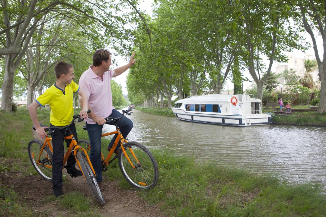 Chemin de Halage qui longe le Canal du Midi. &Agrave; pied ou &agrave; v&eacute;lo, d&eacute;couvrez d&rsquo;une autre mani&egrave;re ce majestueux canal avec ses platanes centenaires.