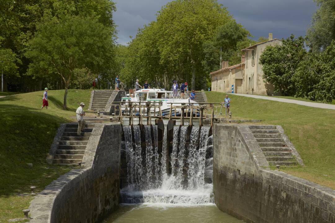 Écluses de Fonsérannes : afin de descendre un dénivelé 20m et rattraper le niveau de l'Orb, le créateur du Canal du Midi Pierre-Paul Riquet a fait construire une échelle de 7 écluses de suite. C'est aujourd'hui l'un des passages les plus impressionnants du canal du Midi.