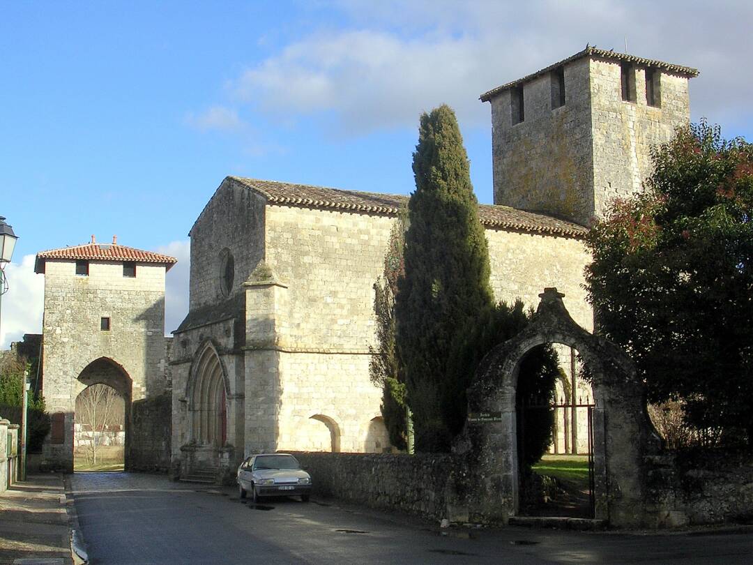 La Bastide de Vianne : Fond&eacute;e en 1284 elle a pr&eacute;serv&eacute; son enceinte fortifi&eacute;e de forme rectangulaire et son plan damier caract&eacute;ristique des bastides de la r&eacute;gion. Traversez la commune et d&eacute;couvrez l&#39;&eacute;glise, son clocher, sa chambre forte et son ancien cimeti&egrave;re.