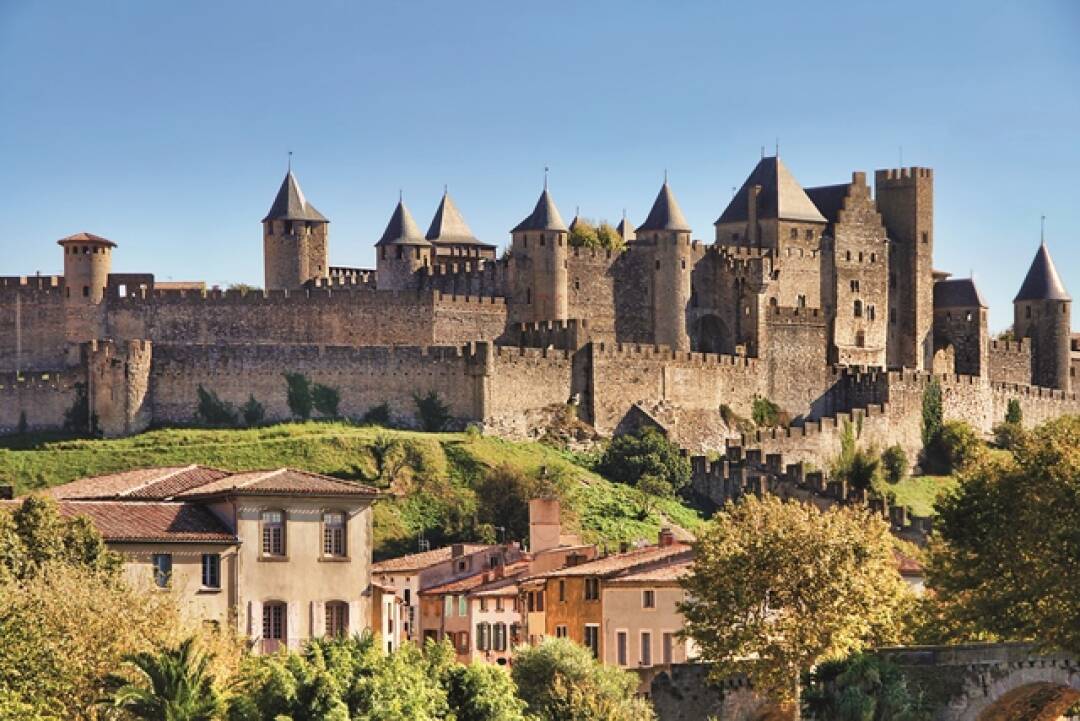 Carcassonne

Cette ville est doublement class&eacute;e au patrimoine mondial de l&rsquo;UNESCO. Prenez de la hauteur et d&eacute;couvrez la Cit&eacute; m&eacute;di&eacute;vale de Carcassonne qui domine toute la ville !