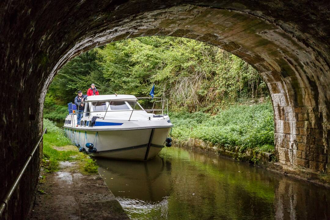 Les Vo&ucirc;tes de la Collancelle : Le tunnel de La Collancelle est d&rsquo;une longueur de 758 m&egrave;tres, le deuxi&egrave;me, celui de Mouas est de 268 m&egrave;tres et le dernier le tunnel de Breuilles est de 212 m&egrave;tres de longueur. Cet ouvrage a &eacute;t&eacute; creus&eacute; par plus de 1200 hommes qui ont travaill&eacute; quotidiennement pour construire ce splendide ouvrage d&rsquo;art unique, fondu dans une v&eacute;g&eacute;tation luxuriante.