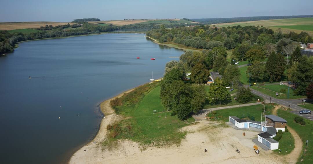 Le Lac de Bairon.

Niché au c&oelig;ur des Ardennes, le lac de Bairon, proposes des sentiers de promenade, des aires de jeux et plage de sable et des restaurants.&nbsp;