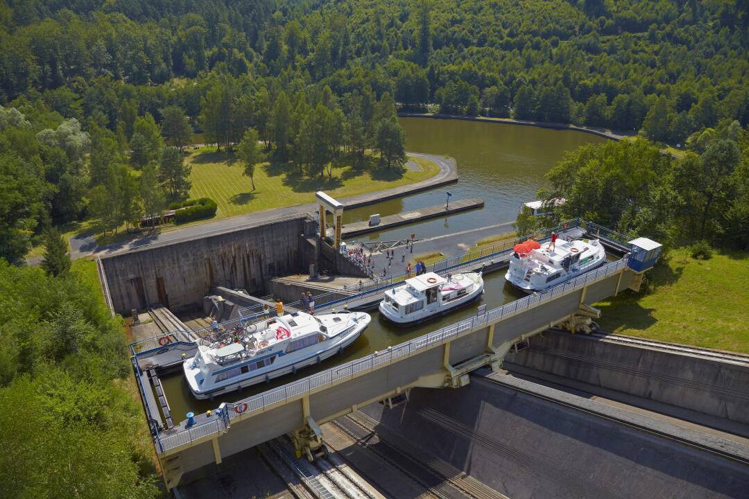 Le Plan Inclin&eacute; d&rsquo;Arzviller : Ce bac de 850 Tonnes et de 43 m&egrave;tres de long permet d&#39;&eacute;viter le passage de 17 &eacute;cluses (qui prenaient 8 h, contre 25 min maintenant), il a &eacute;t&eacute; achev&eacute; en 1968.