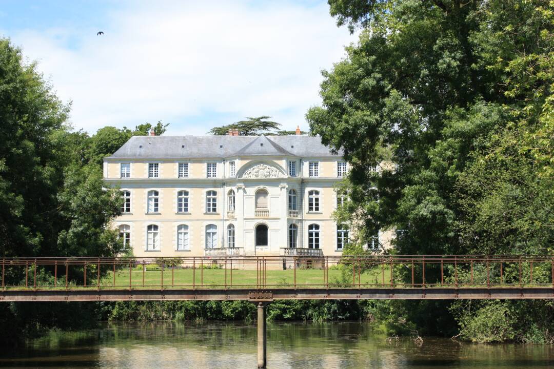 Le Lion d&#39;Angers est surtout connu pour son c&eacute;l&egrave;bre haras. Lors de votre halte en p&eacute;niche, n&#39;h&eacute;sitez pas &agrave; en faire une visite sur l&#39;Isle Briand, vous pourrez ainsi d&eacute;couvrir le ch&acirc;teau du XVIII&egrave;me si&egrave;cle.