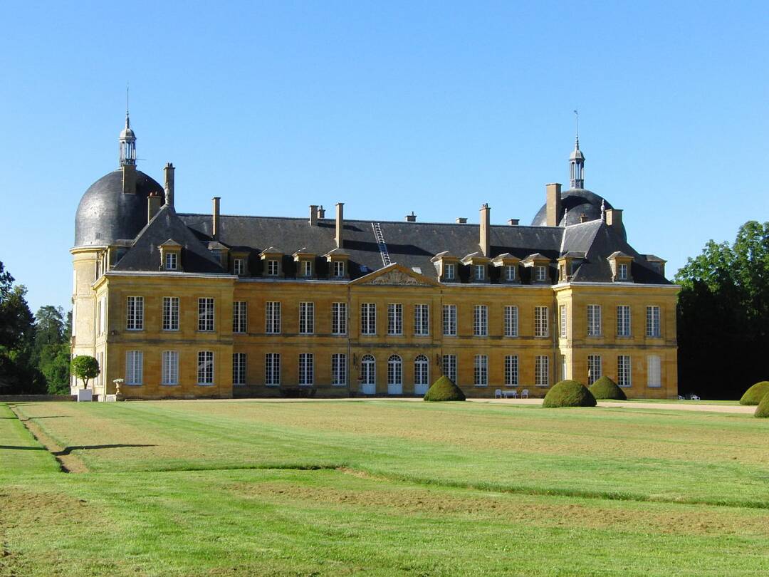 Le Ch&acirc;teau de Palinges et ses jardins remarquables : monument historique situ&eacute; au c&oelig;ur d&#39;un vaste domaine de 35 hectares.&nbsp;