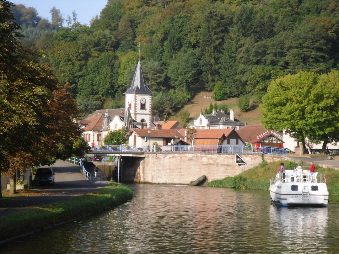 Lagarde, escale bucolique : Situ&eacute; dans le Parc naturel r&eacute;gional de Lorraine, ce village accueille un M&eacute;morial pour les f&eacute;rus d&rsquo;Histoire et un port de plaisance agr&eacute;able avec de nombreuses activit&eacute;s possibles dont de belles randonn&eacute;es &agrave; pied et &agrave; v&eacute;lo.