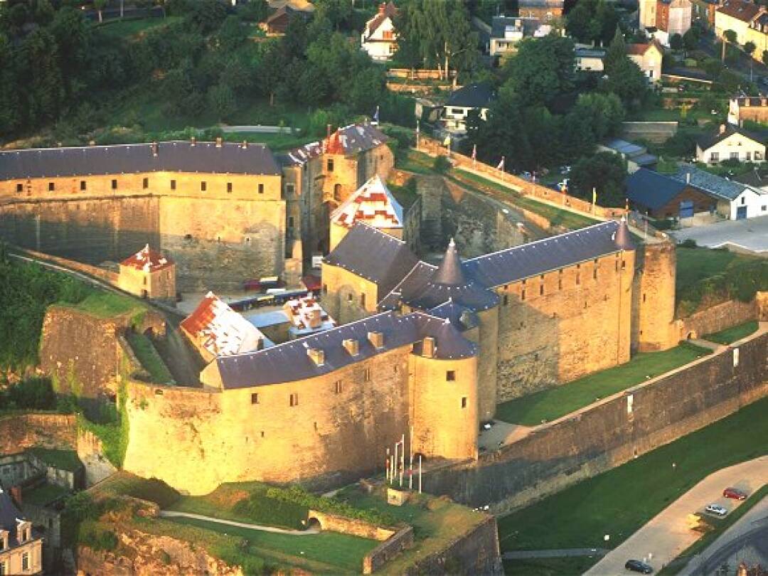 Ch&acirc;teau fort de Sedan, plus grand ch&acirc;teau fort d&rsquo;Europe ! Cette forteresse de 35 000 m&sup2; a &eacute;t&eacute; construite il y a bient&ocirc;t 6 si&egrave;cles.&nbsp;