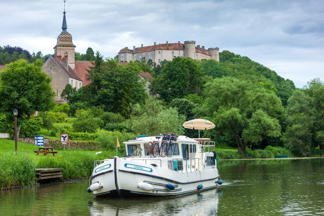 Ch&acirc;teau de Ray-Sur-Sa&ocirc;ne : Le ch&acirc;teau de Ray-Sur-Sa&ocirc;ne, ancien ch&acirc;teau fort du 10e si&egrave;cle, est nich&eacute; au c&oelig;ur d&rsquo;un parc arbor&eacute; de 6 hectares. Le site offre un panorama exceptionnel sur le village de Ray-Sur-Sa&ocirc;ne et la vall&eacute;e de la Sa&ocirc;ne. Des visites guid&eacute;es sont propos&eacute;es sous r&eacute;servation.&nbsp;