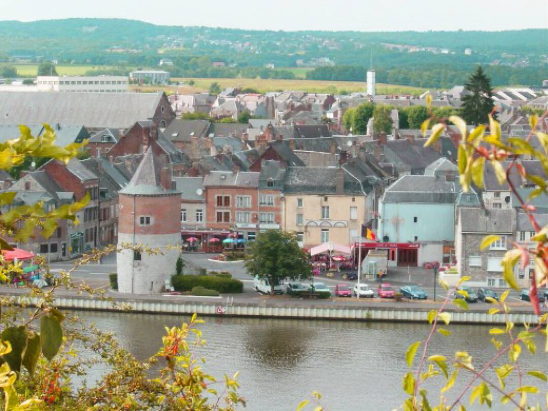 La Citadelle de Charlemont&nbsp;

Cette forteresse qui domine la ville a &eacute;t&eacute; construite sur ordre de&nbsp;Charles Quint au 16e si&egrave;cle pour prot&eacute;ger la ville. Ouverte &agrave; la visite,&nbsp;la Citadelle peut &ecirc;tre d&eacute;couverte en autonomie gr&acirc;ce &agrave; un parcours balis&eacute; ou bien en visite guid&eacute;e durant la saison.