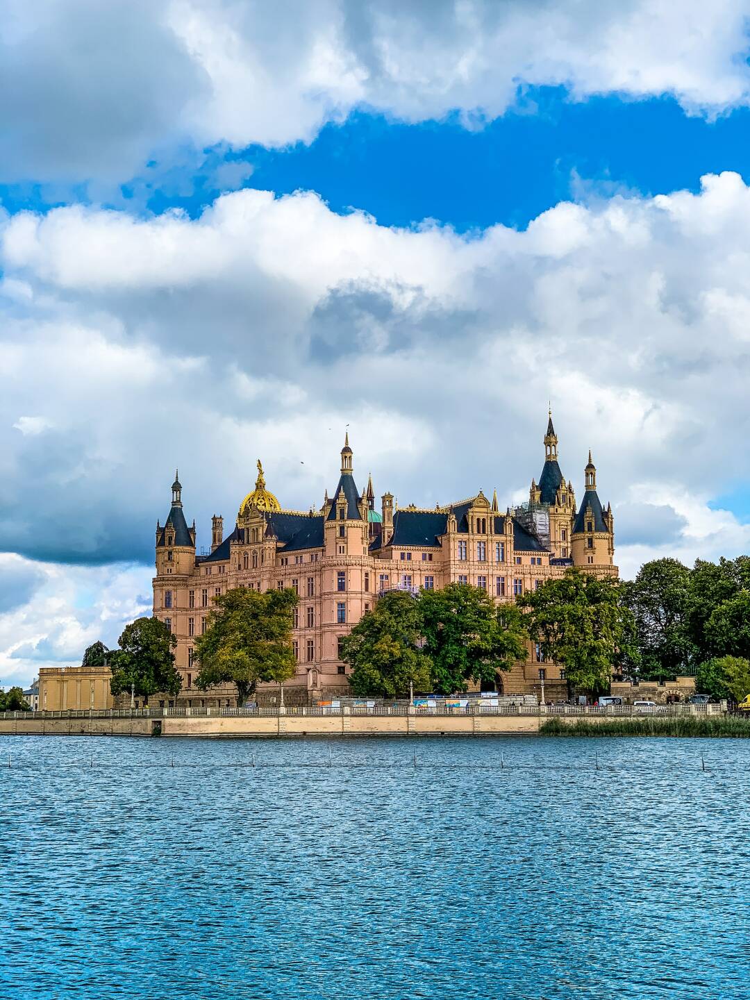 Le Ch&acirc;teau de Schwerin, se dresse fi&egrave;rement sur sa petite &icirc;le du lac de Schwerin depuis 1000 ans