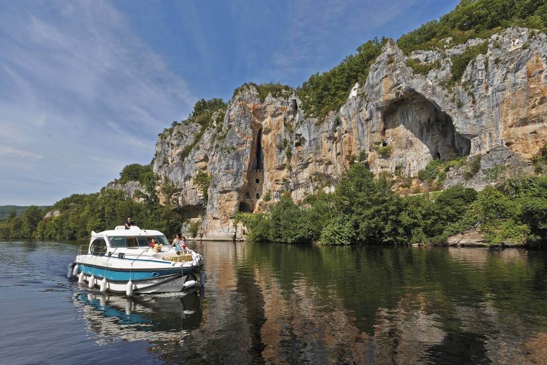 Ch&acirc;teau des Anglais de Bouzies. Le ch&acirc;teau des Anglais de Bouzi&egrave;s se trouve en hauteur, dans la falaise. Vous le trouverez sur la route, en naviguant de Cahors &agrave; Saint-Cirq Lapopie. Le ch&acirc;teau des Anglais servait de refuge pour prot&eacute;ger la population en cas d&rsquo;attaque. L&rsquo;int&eacute;rieur n&rsquo;est pas visitable mais sans m&ecirc;me quitter votre p&eacute;niche vous b&eacute;n&eacute;ficierez d&rsquo;une magnifique vue sur ce Ch&acirc;teau.