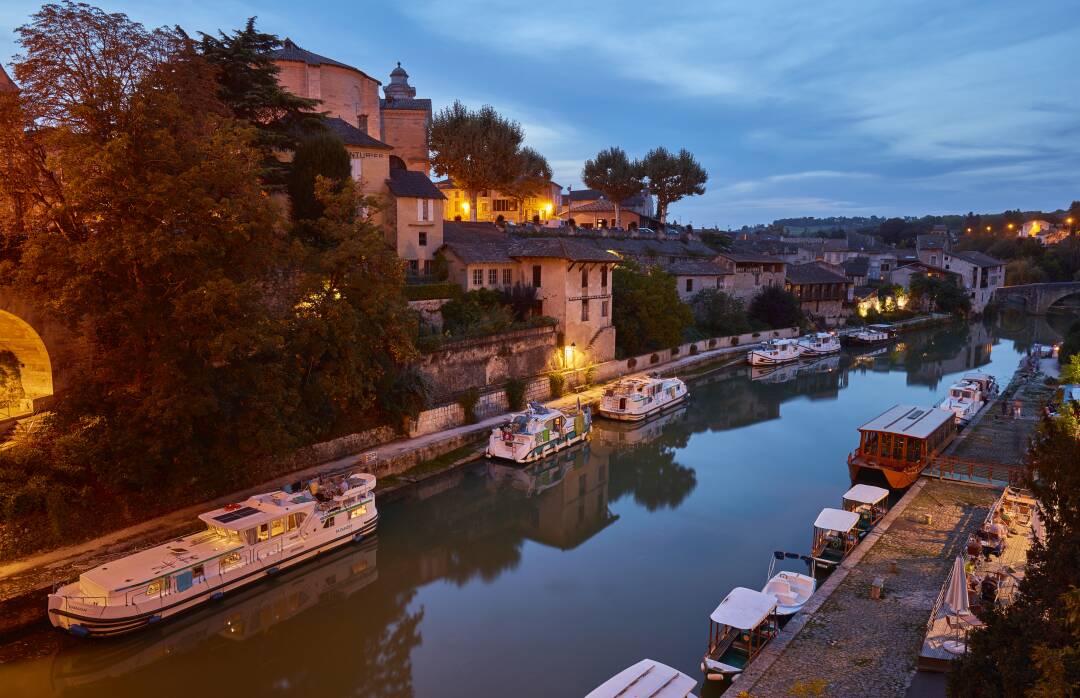 N&eacute;rac et son port, l&rsquo;un des plus beaux de France : Situ&eacute; en plein c&oelig;ur de la ville, le port de N&eacute;rac vous offre un panorama exceptionnel entre Pont Vieux et Pont Neuf. Sur la rive gauche vous apercevez le Ch&acirc;teau-Mus&eacute;e Henri IV et l&rsquo;&eacute;glise Saint-Nicolas. Sur la rive droite, s&rsquo;&eacute;chelonnent fa&ccedil;ades et toitures du Petit N&eacute;rac et son &eacute;glise Notre-Dame.&nbsp;