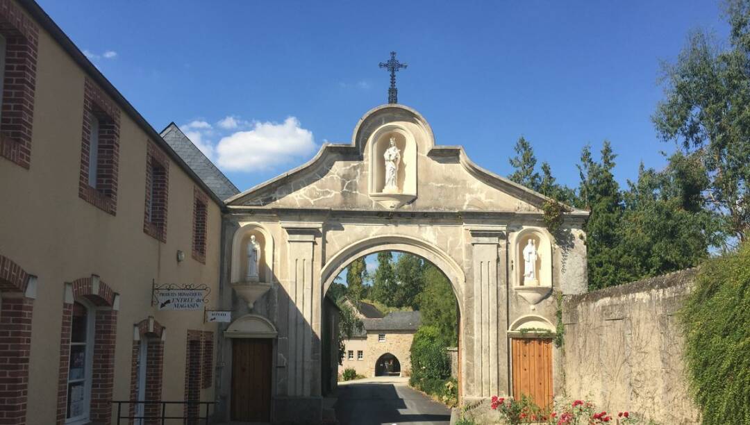 L&#39;abbaye Notre-Dame du Port-du-Salut d&#39;Entrammes, construite au XIII&egrave;me si&egrave;cle, &eacute;tait connue autrefois pour sa fabrication de fromages. Ils sont toujours en vente &agrave; l&#39;entr&eacute;e de l&rsquo;abbaye, alors profitez-en !&nbsp;&copy;&nbsp;Radio France&nbsp;-&nbsp;Claire Flochel