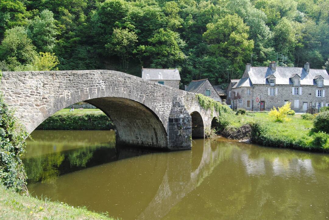 L&eacute;hon, son abbaye fond&eacute;e au milieu du 9e si&egrave;cle et sa petite cit&eacute; de caract&egrave;re