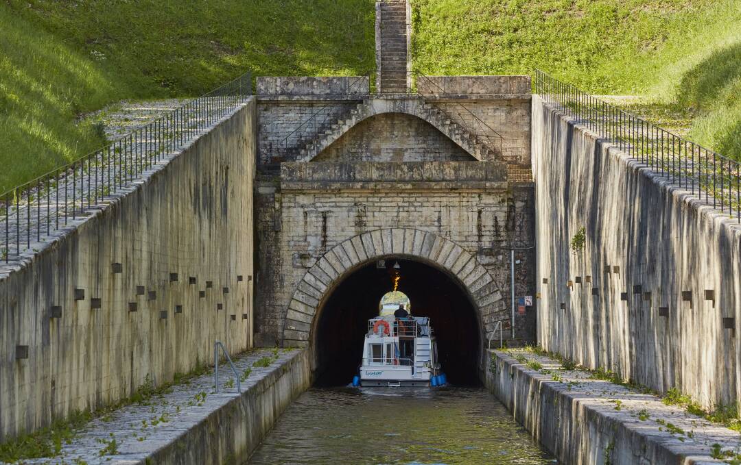 Le tunnel de Saint-Albin : Le tunnel de Saint-Albin, long de 681 m&egrave;tres, a &eacute;t&eacute; construit au XIX&egrave;me si&egrave;cle sous les ordres de Napol&eacute;on III. Ce canal souterrain est class&eacute; aux Monuments Historiques, il propose d&#39;agr&eacute;ables promenades&nbsp;entre terre, pierre et eau, &agrave; pied ou en bateau.