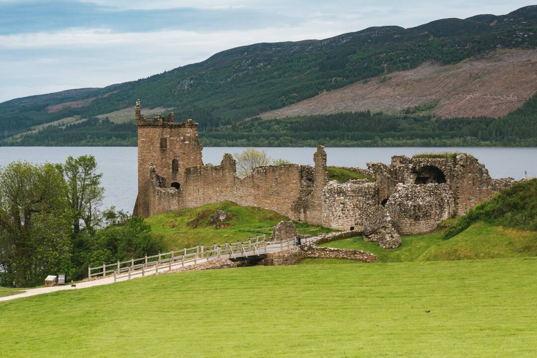 Le Ch&acirc;teau d&#39;Urquhart, le meilleur point de vue pour voir &quot;Nessy&quot; le c&eacute;l&egrave;bre monstre du Loch Ness.&nbsp;