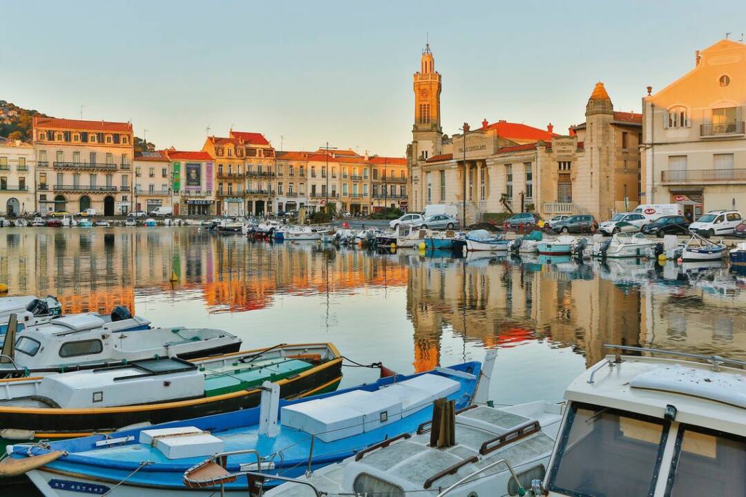 S&egrave;te, la &laquo; Venise du Languedoc &raquo; est une ville entre mer, canaux et &eacute;tang de Thau. C&rsquo;est aussi la ville natale de Georges Brassens, dont un mus&eacute;e lui est d&eacute;di&eacute;. De mai &agrave; septembre ne manquez pas les tournois de joute nautique !