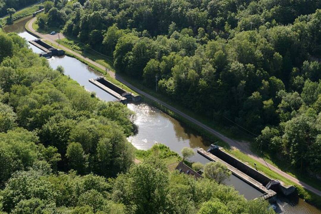 L&rsquo;&eacute;chelle d&rsquo;&eacute;cluses de Sardy : A 4 km au nord de Baye, avec ses 16 sas, cette &eacute;chelle est l&#39;une des plus grandes de France. Afin de rendre ce passage agr&eacute;able, des artisans se sont install&eacute;s dans les maisons &eacute;clusi&egrave;res (peintre, potier,&hellip;).