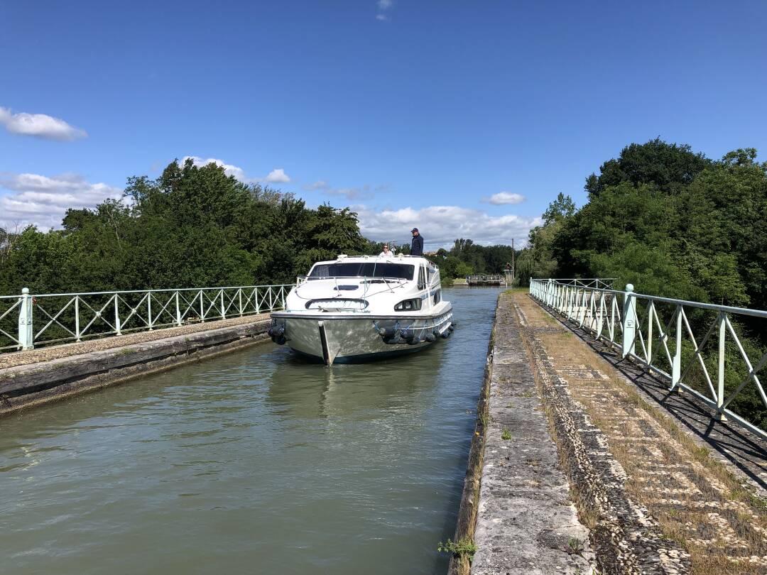 Le Pont-Canal d&rsquo;Agen : Long de 540 m&egrave;tres, le Pont-Canal d&rsquo;Agen est le second plus long de France. Il comprend 23 arches d&#39;une ouverture de 20 m&egrave;tres et d&#39;une hauteur de 10 m&egrave;tres. Si vous souhaitez faire une belle promenade sur la Garonne et admirer la vue, une passerelle permet d&#39;appr&eacute;cier le pont-canal dans toute sa splendeur.