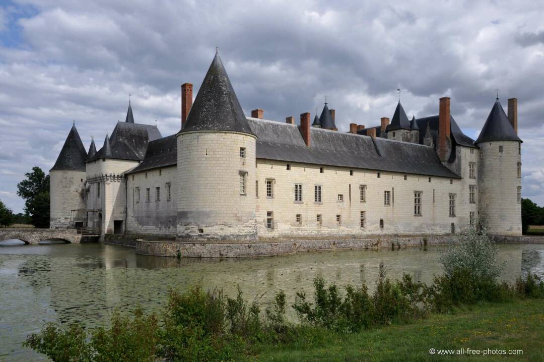 Le Ch&acirc;teau du Plessis-Bourr&eacute; : Situ&eacute; au nord d&rsquo;Angers, &agrave; 4 km de la Sarthe, cette forteresse &eacute;l&eacute;gante du XV&egrave;me si&egrave;cle ressemble &agrave; un ch&acirc;teau de conte de f&eacute;es. On y acc&egrave;de par un pont de 43 m&egrave;tres dress&eacute; au-dessus de ses larges douves. Il fut choisi comme d&eacute;cors de nombreux films, notamment Peau d&rsquo;&Acirc;ne.