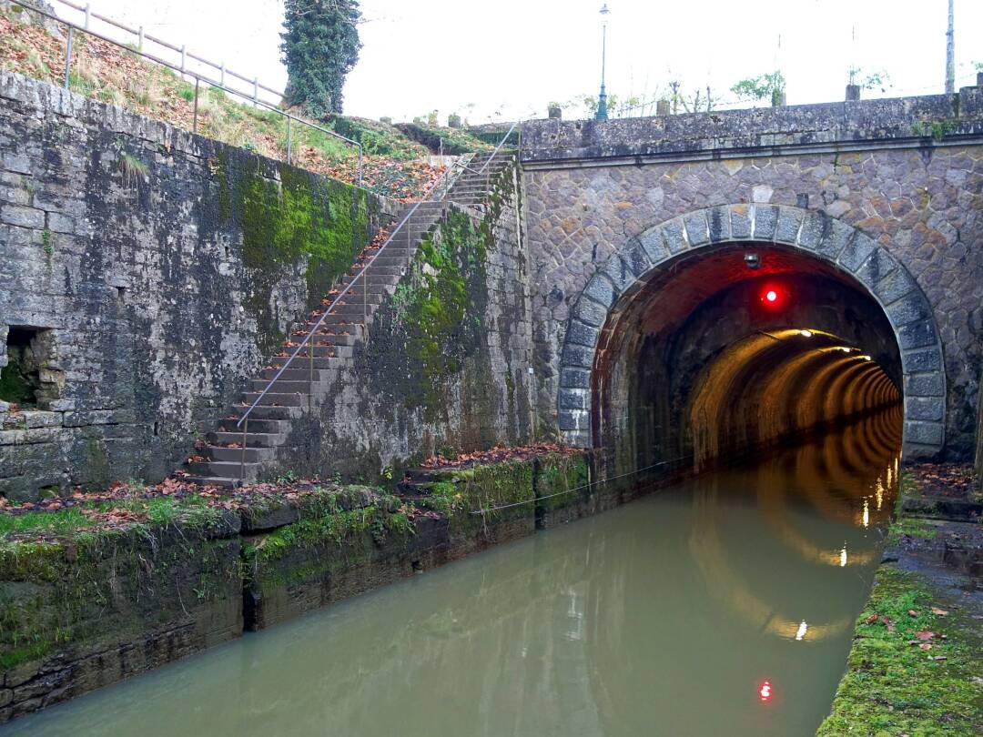 Le tunnel de Pouilly-En-Auxois est l&rsquo;ouvrage phare du canal de Bourgogne. Long 3,3 km c&rsquo;est une v&eacute;ritable prouesse technique pour le d&eacute;but du 19e si&egrave;cle.