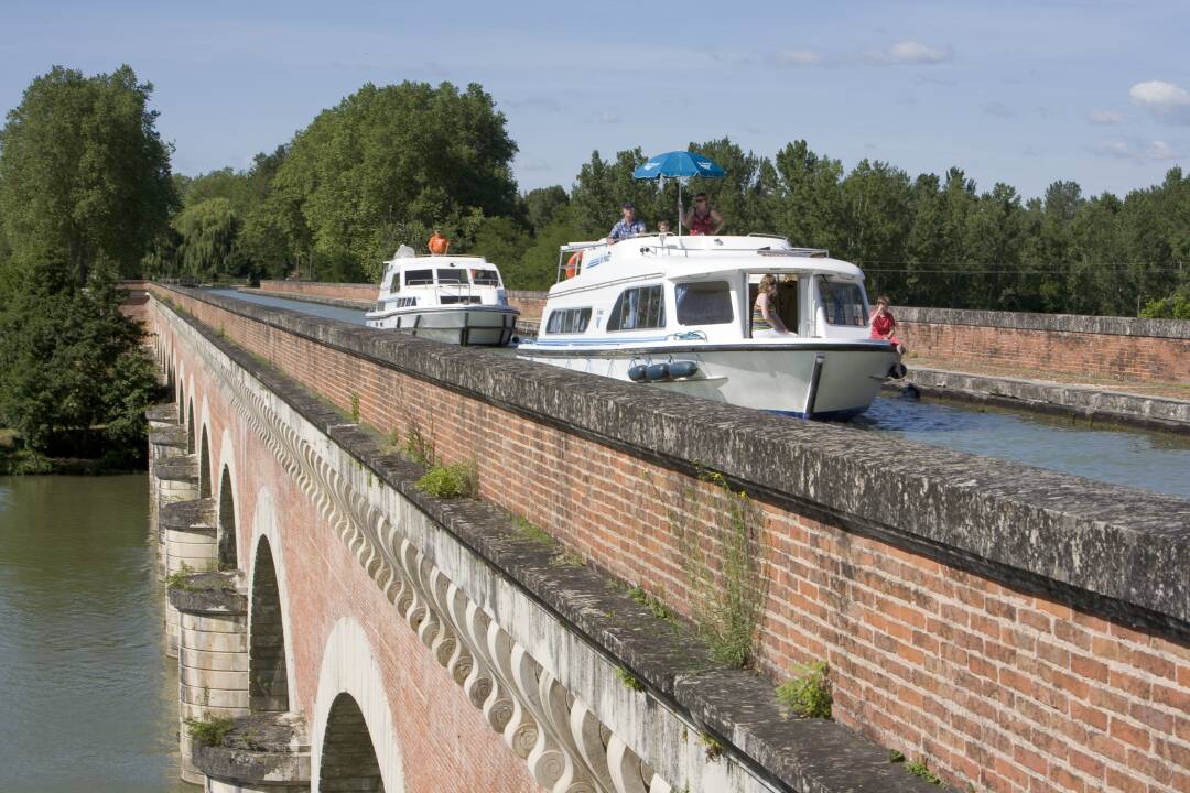 Le Pont Canal de Moissac : Construit en 1844 avec des briques de Toulouse, ce pont-canal permet d&#39;enjamber en p&eacute;niche le Tarn.