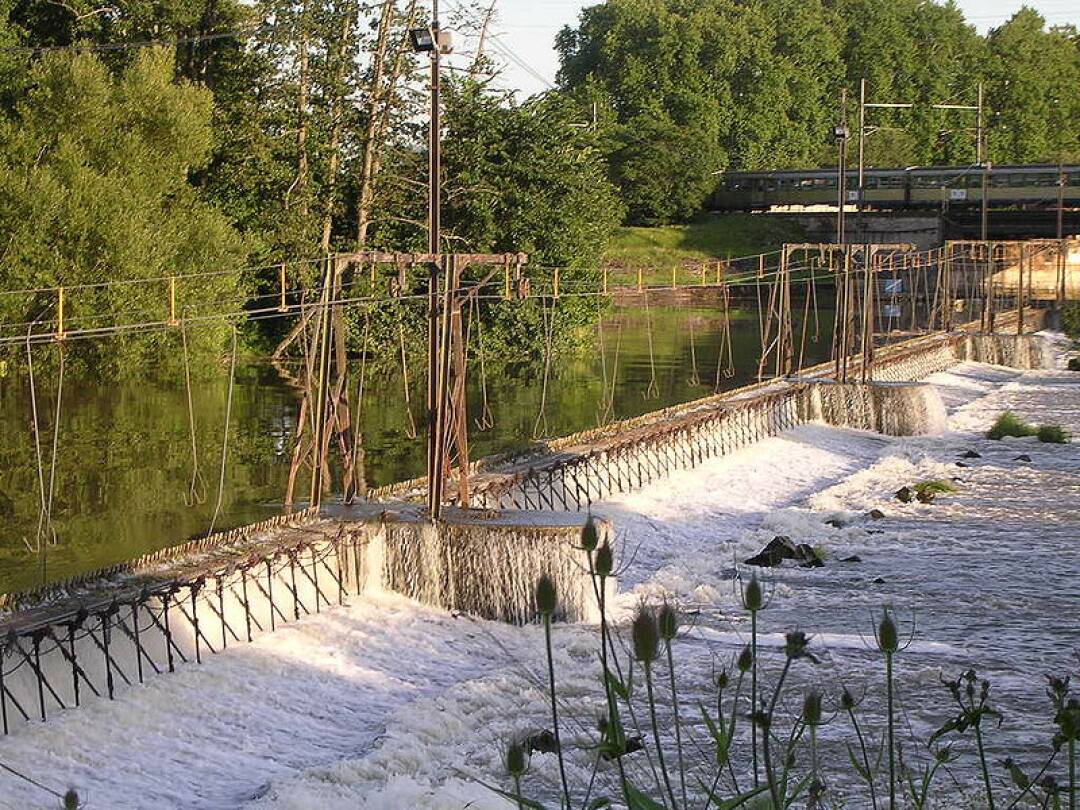 Le barrage &agrave; aiguilles d&rsquo;Auxonne : Auxonne poss&egrave;de un barrage &agrave; aiguilles en bois long de 220 m&egrave;tres. Il fut un des derniers barrages &agrave; aiguilles &agrave; fonctionner en France, il est aujourd&rsquo;hui doubl&eacute; par un barrage pneumatique automatis&eacute;.&nbsp;