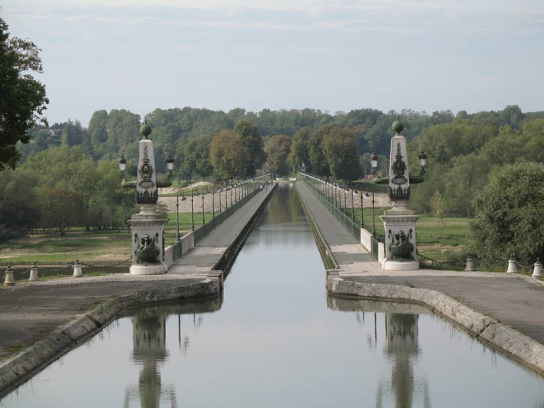 Le Pont-Canal de Briare : Plus grand pont-canal m&eacute;tallique de France long de 662 m&egrave;tres, il est bord&eacute; de 72 lampadaires. Le pont-canal est l&rsquo;un des plus prestigieux ouvrages du patrimoine fluvial fran&ccedil;ais et constitue un &eacute;l&eacute;ment singulier de notre patrimoine national et d&rsquo;attractivit&eacute; du territoire.