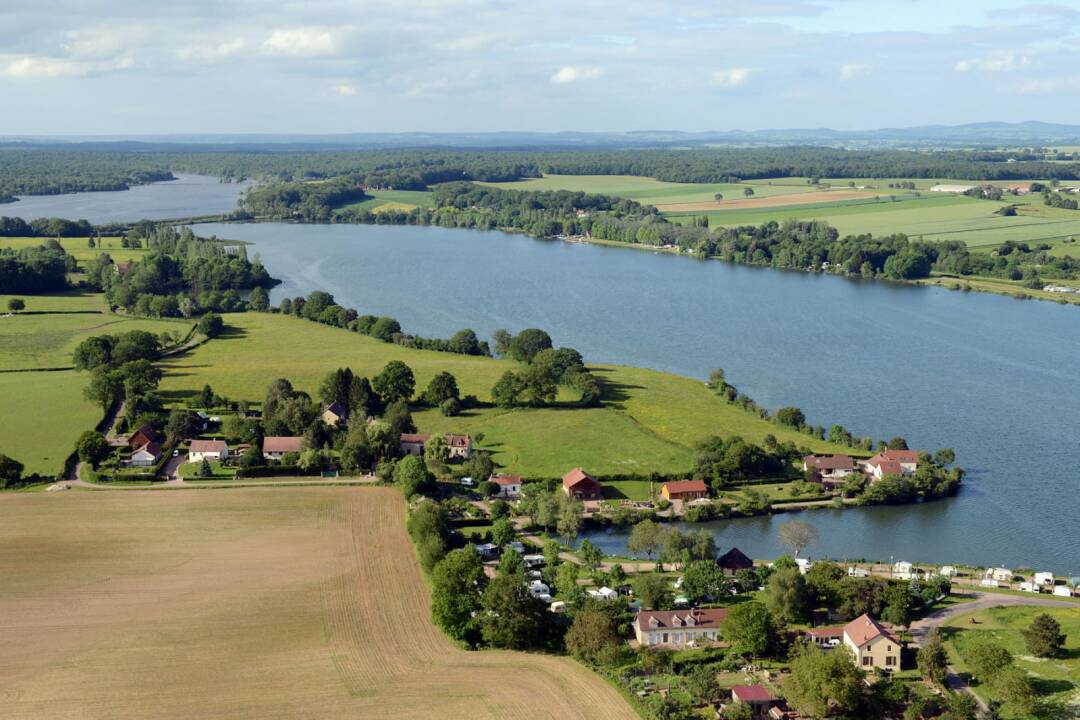 L&rsquo;&eacute;tang de Baye et activit&eacute;s nautiques : La&nbsp;base de loisirs de l&#39;&eacute;tang de Baye propose de nombreuses activit&eacute;s terrestres ou nautiques &agrave; faire en famille ou entre amis. Balade &agrave; v&eacute;lo, cano&eacute;, paddle, planche &agrave; voile, randonn&eacute;es pour partir &agrave; la d&eacute;couverte de la faune et la flore. &copy;S-JeanBaptiste