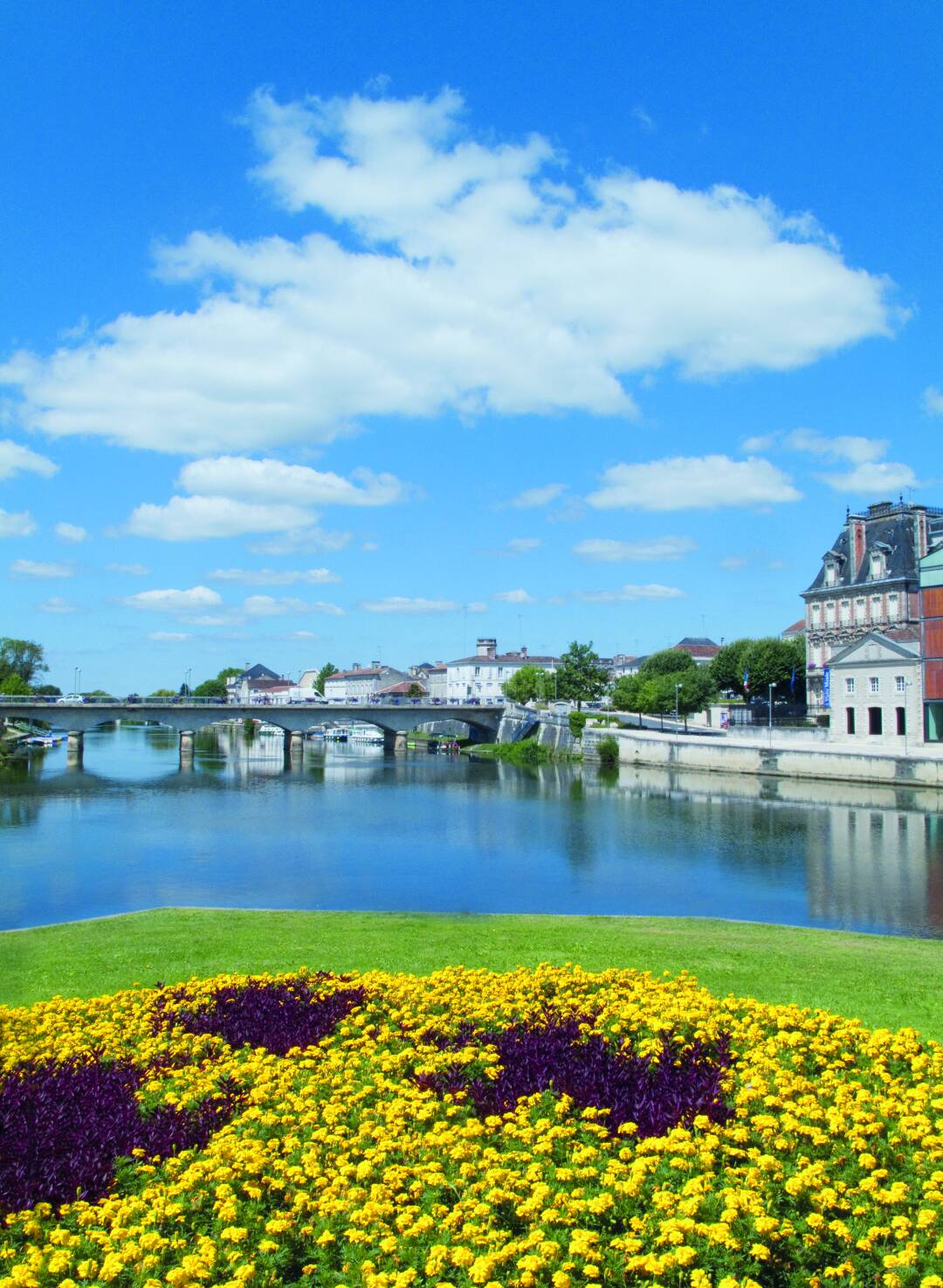 La Ville de Jarnac : Jarnac est la ville natale de l&rsquo;ancien pr&eacute;sident Fran&ccedil;ois Mitterrand, vous pourrez y d&eacute;couvrir sa maison natale ou visiter le Mus&eacute;e Courvoisier&nbsp;d&eacute;di&eacute; &agrave; l&#39;histoire et &agrave; l&#39;&eacute;laboration du cognac.&nbsp;