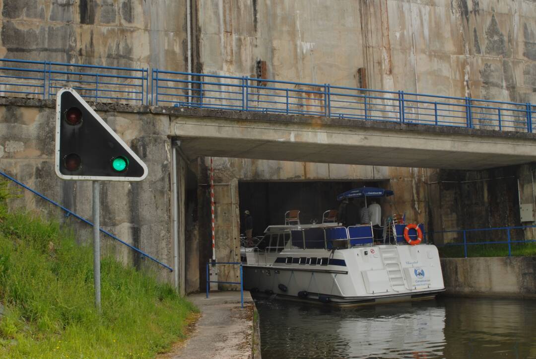 Ecluse de R&eacute;chicourt, la plus haute de France : La construction de la Grande &Eacute;cluse, dans les ann&eacute;es 60, a permis de remplacer 6 &eacute;cluses. Ouvrage impressionnant par sa hauteur (15.70 m), elle offre une magnifique perspective sur les &eacute;tangs.