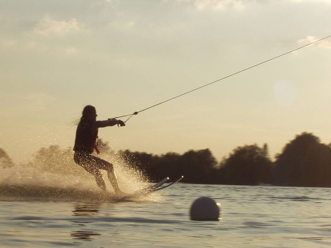 Base nautique de Pradines. Pr&egrave;s de Douelle, la base nautique de Pradines proposent toutes sortes d&rsquo;activit&eacute;s nautiques (ski nautique, location de cano&euml;s, paddle&hellip;).