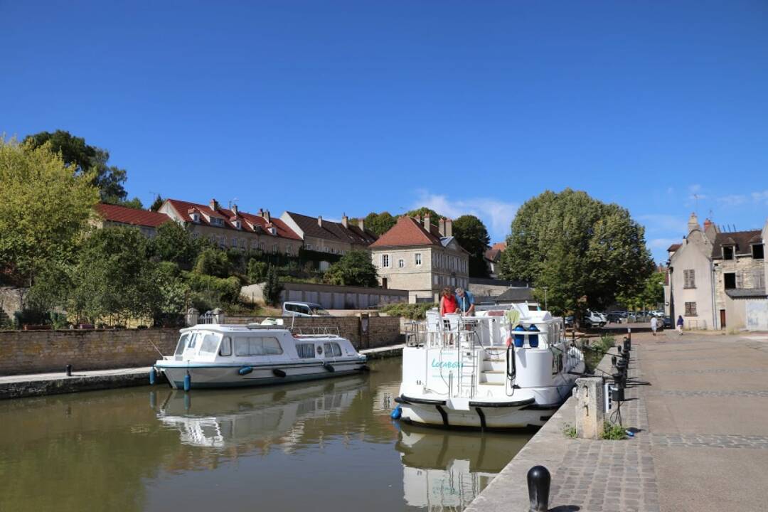 Clamecy : Autrefois capitale du flottage de bois, Clamecy poss&egrave;de un&nbsp;port de plaisance sur le canal du Nivernais&nbsp;au pied d&#39;une colline. 2 haltes nautiques m&eacute;ritent que l&#39;on s&#39;y attarde : la halte de Villiers-sur-Yonne avec son joli coeur de ville tout fleuri et la halte de Chevroches, ancien village de carriers, qui domine toute la vall&eacute;e de l&#39;Yonne.