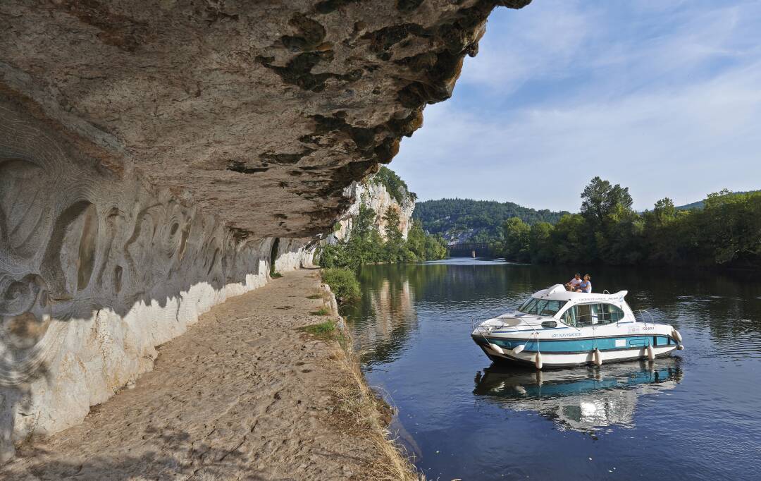 Chemin de Halage creus&eacute; dans la roche. Ce chemin de Halage, de Bouzies &agrave; Saint-Cirq-Lapopie, vous offre une magnifique balade. A la hauteur de l&#39;&eacute;cluse de Ganil, vous vous retrouverez &agrave; marcher sous la roche.&nbsp;